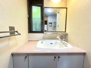 １Ｆ洗面（２Ｆにも洗面室ございます♪）住戸からの眺望。陽当たり・通風良好です♪