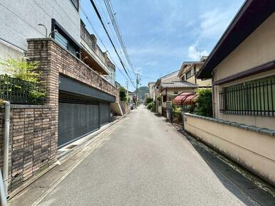 前面道路：南側公道約５．５ｍ　接面：約２２．１ｍ