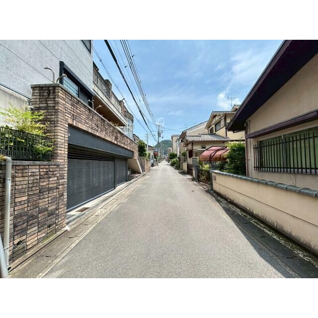 前面道路：南側公道約５．５ｍ　接面：約２２．１ｍ