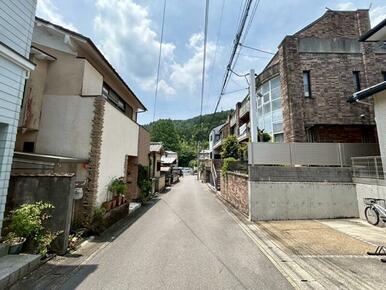 前面道路：南側公道約５．５ｍ　接面：約２２．１ｍ