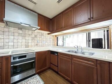 広々としたキッチンスペース！３口ＩＨクッキングヒーター、グリル、オーブン付き！お料理楽しめます♪