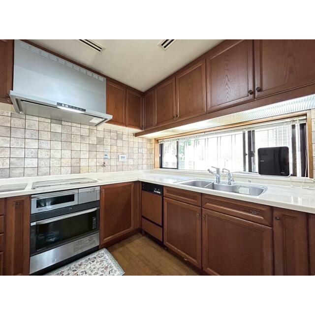 広々としたキッチンスペース！３口ＩＨクッキングヒーター、グリル、オーブン付き！お料理楽しめます♪