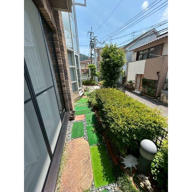 １Ｆポーチ横から。南向きで明るいお庭スペースが広がっております♪