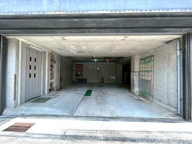 自動シャッター付き車庫！４台駐車可能です♪　※駐車可能台数は車種によります