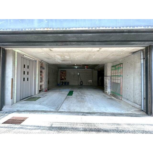 自動シャッター付き車庫！４台駐車可能です♪　※駐車可能台数は車種によります