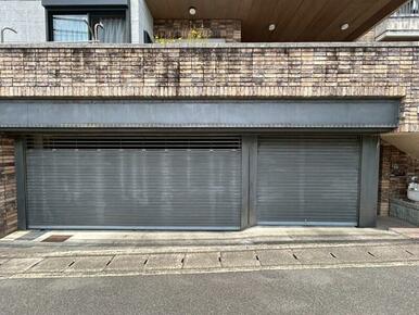 自動シャッター付き車庫！４台駐車可能です♪　※駐車可能台数は車種によります