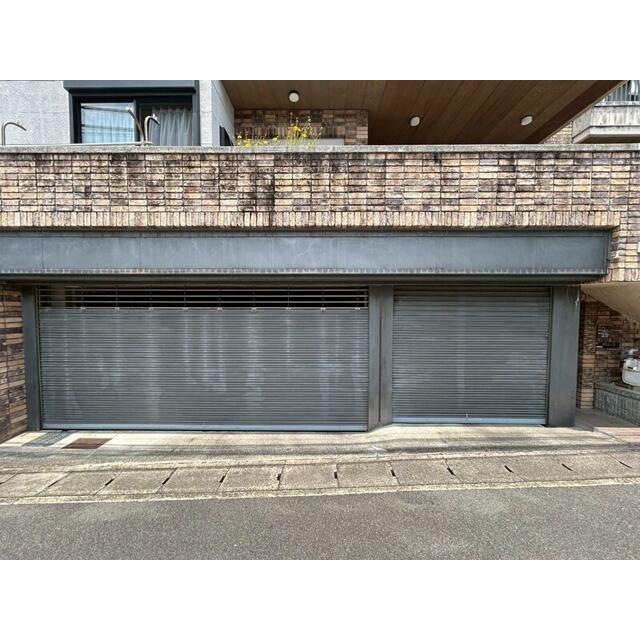 自動シャッター付き車庫！４台駐車可能です♪　※駐車可能台数は車種によります