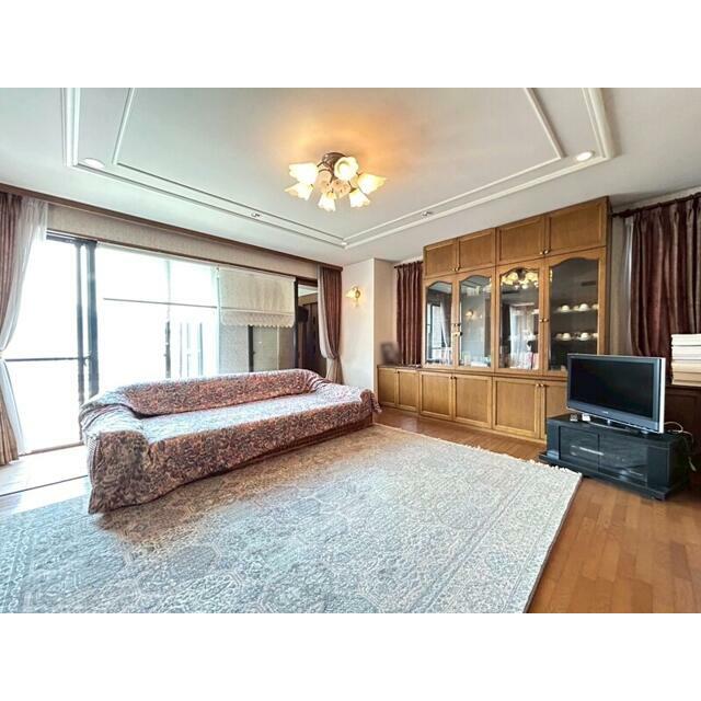 陽当たり良好な広々としたリビングスペースです♪　※家具・調度品等は販売対象に含まれません