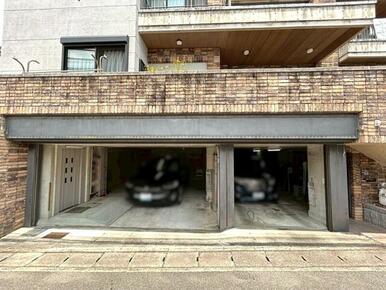 自動シャッター付き車庫！４台駐車可能です♪　※駐車可能台数は車種によります
