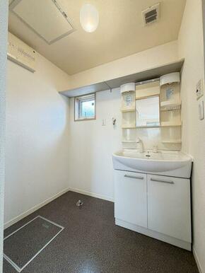 洗面脱衣所には洗髪洗面化粧台の設置がございます。