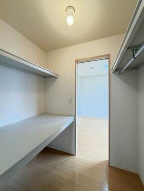 キッチン側と洋室側からアクセスできるウォークインクローゼットです。