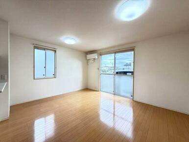 リビングには大きな掃き出し窓がございます。