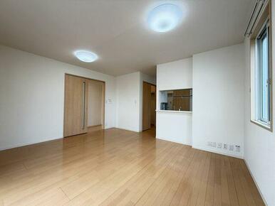 角部屋のため窓の多いお部屋となります。