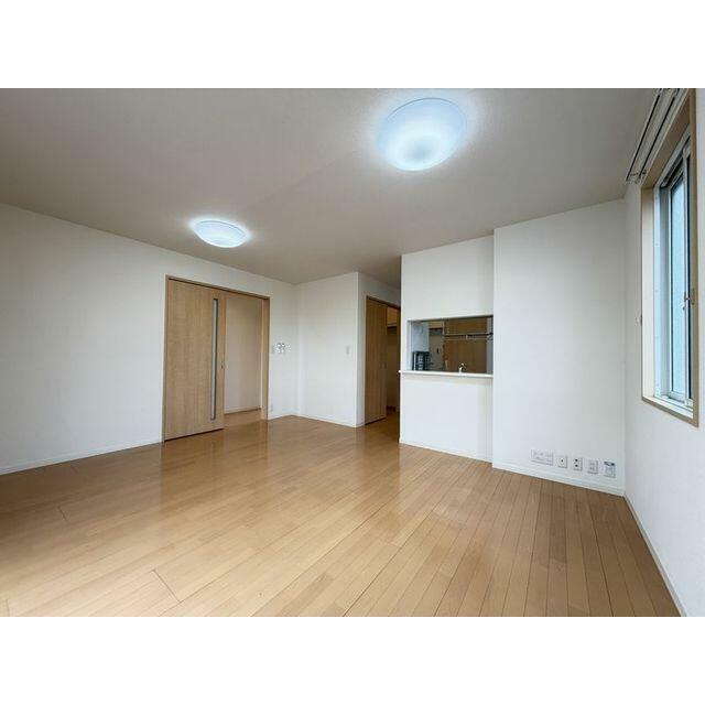 角部屋のため窓の多いお部屋となります。