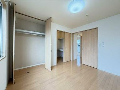 ６．４帖の洋室です。ウォークインクローゼットとくろーぜっっとがございます。