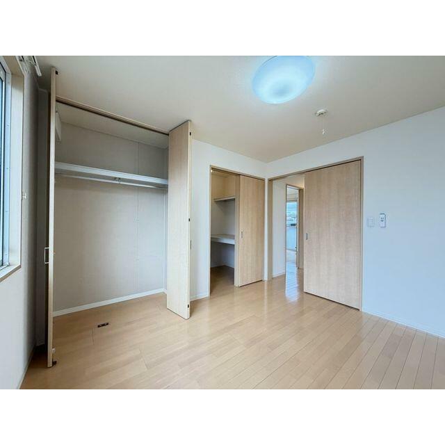 ６．４帖の洋室です。ウォークインクローゼットとくろーぜっっとがございます。