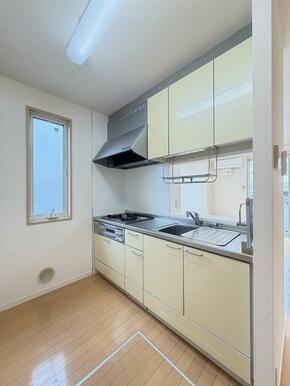 キッチンはビルトインコンロのあるシステムキッチンを採用しております。