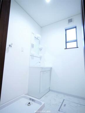 洗面、洗濯機置き場スペースには小窓付きで、明るく換気に便利です！