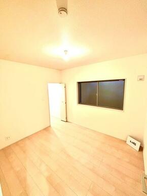 くつろぎスペースとしてはもとより、リビングに学習やテレワークのスペースを設けるご家庭も増えています（2号棟）