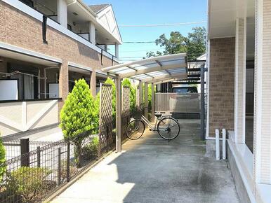 屋根付き駐輪場　雨の日でも安心です