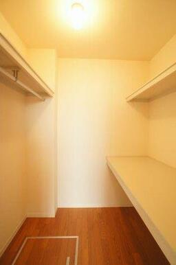 【ＷＩＣ】棚付きのＷＩＣ！大型収納でお部屋がすっきり使えます！！