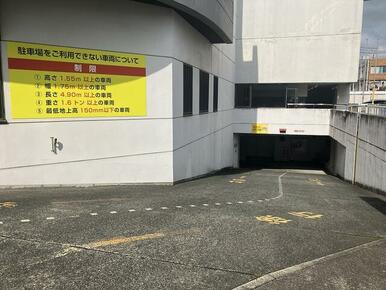 駐車場入り口から地下にお進みください！