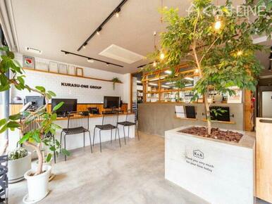 【店舗】観葉植物がいっぱいの明るい店舗です♪