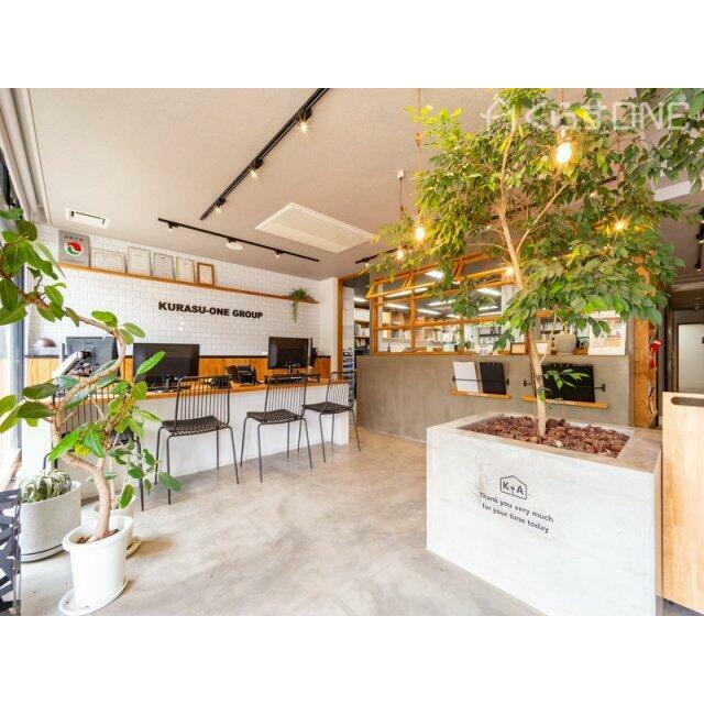 【店舗】観葉植物がいっぱいの明るい店舗です♪