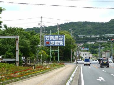 ４２号線から現地へ入る時に見える案内看板。安楽島旅館街に向かって「リゾート１号線」を進んで下さい。