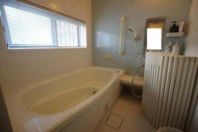 1日の疲れを癒してくれる浴室は、窓のある開放的な空間