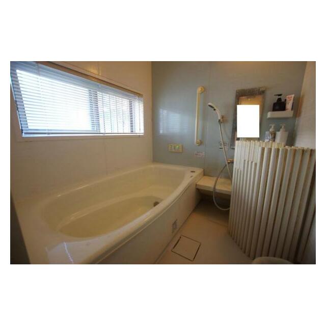 1日の疲れを癒してくれる浴室は、窓のある開放的な空間