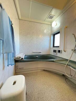 1日の疲れを癒してくれる浴室は、窓のある開放的な空間＾＾