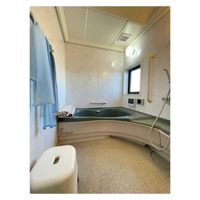 1日の疲れを癒してくれる浴室は、窓のある開放的な空間＾＾