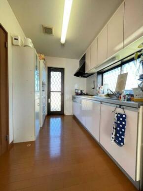 窓のある明るいキッチン、フラットで作業がしやすそう！