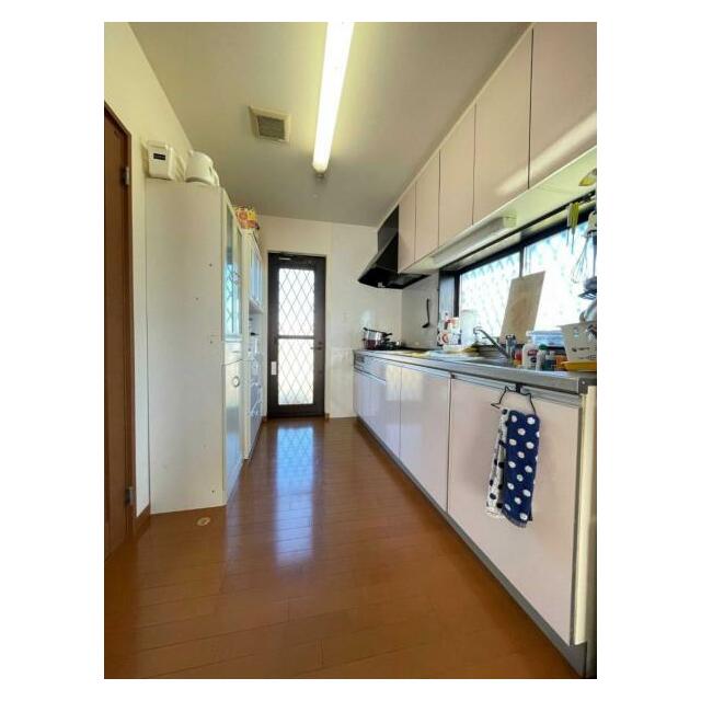 窓のある明るいキッチン、フラットで作業がしやすそう！