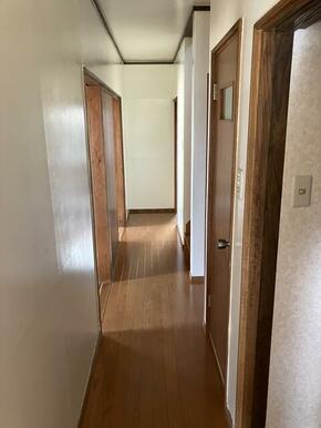 通路が中側にあり、全ての部屋に行けます。