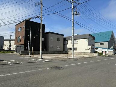 ●北東より撮影 ●前面道路幅員は北側11ｍ、東側7ｍ
