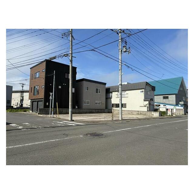 ●北東より撮影 ●前面道路幅員は北側11ｍ、東側7ｍ