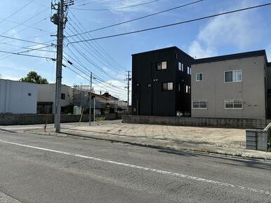 ●小学校、スーパーまで徒歩5分以内 ●北東角地72坪 ●北西より撮影
