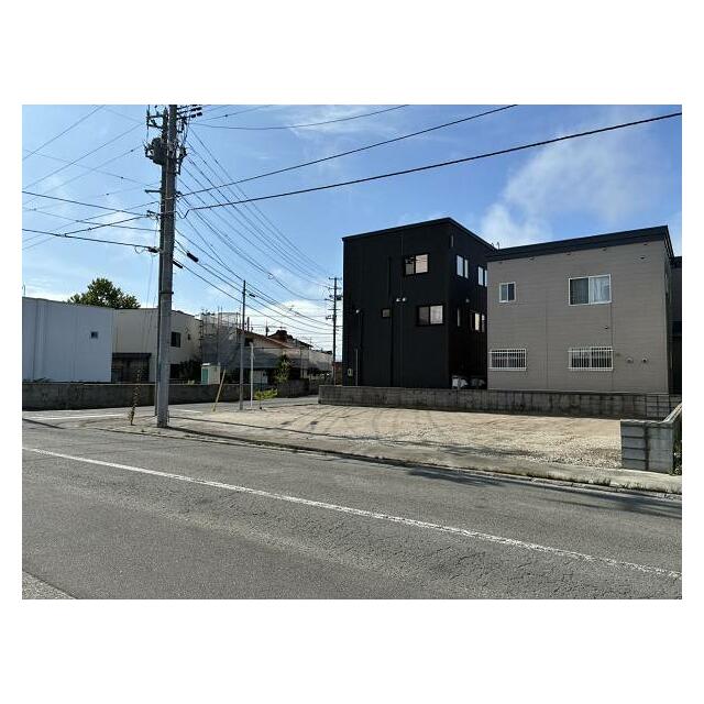 ●小学校、スーパーまで徒歩5分以内 ●北東角地72坪 ●北西より撮影