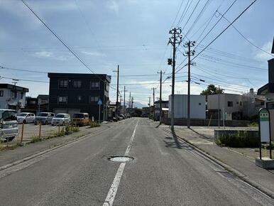 ●北側道路（西より撮影） ●前面道路幅員は北側約11ｍ