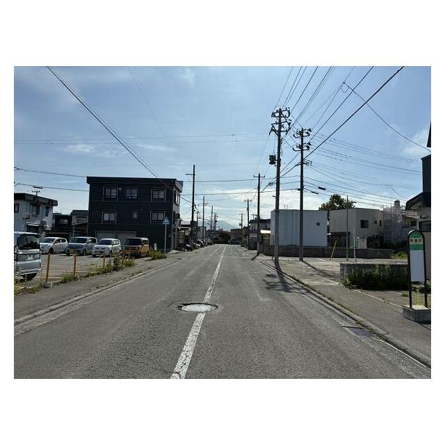●北側道路（西より撮影） ●前面道路幅員は北側約11ｍ