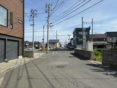 ●東側道路（南より撮影） ●前面道路幅員は北側約7ｍ
