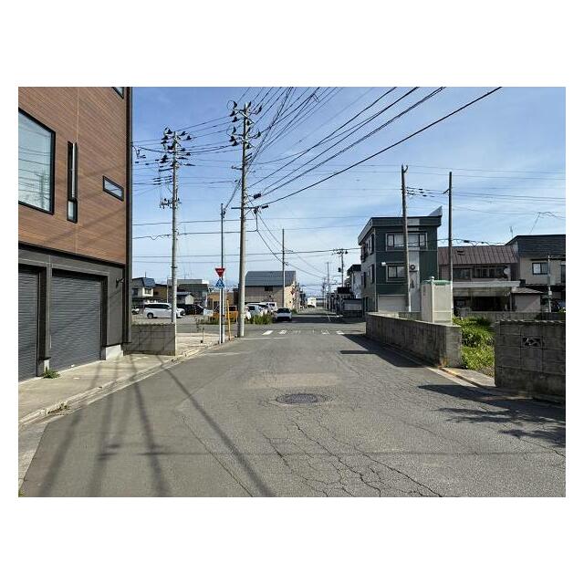 ●東側道路（南より撮影） ●前面道路幅員は北側約7ｍ