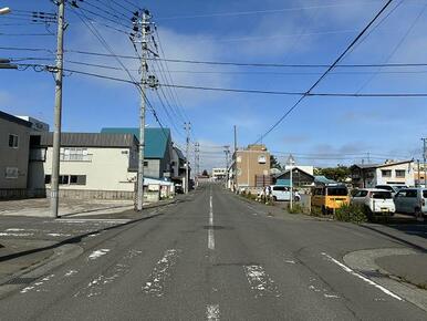 ●北側道路（東より撮影） ●前面道路幅員は北側約11ｍ
