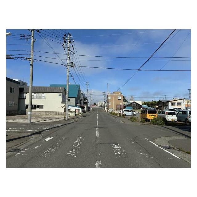 ●北側道路（東より撮影） ●前面道路幅員は北側約11ｍ