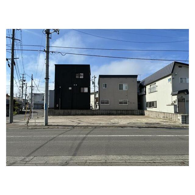 ●北より撮影 ●前面道路幅員は北側11ｍ、東側7ｍ