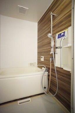 浴室は備品類を入替え、壁にお化粧を施しました。まるで新品のお風呂の様な御洒落空間です。