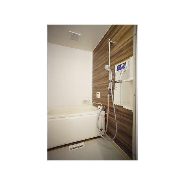 浴室は備品類を入替え、壁にお化粧を施しました。まるで新品のお風呂の様な御洒落空間です。