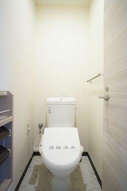 おトイレも新たに入替りました。シャワー付き暖房便座が設置されています。